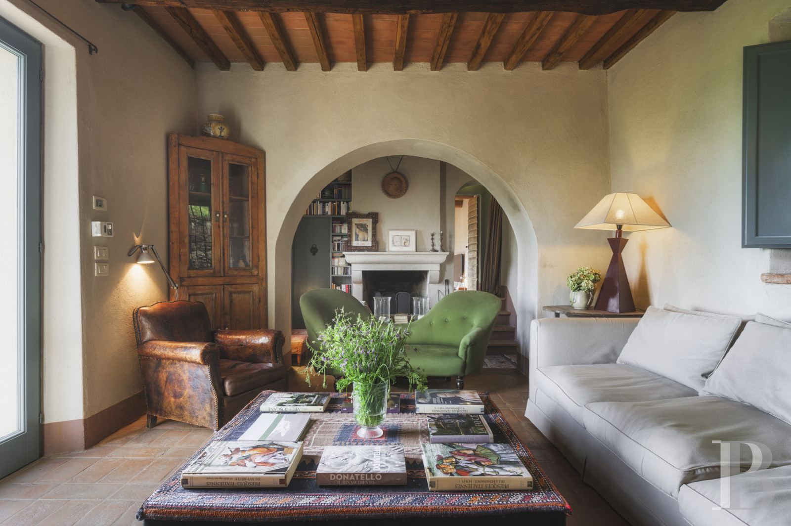 An old olive grove farmhouse restored to its former glory, overlooking the countryside in the Val d'Orcia in Tuscany - photo  n°13